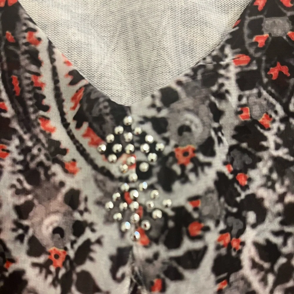 Woman’s Top - Picture 2 of 4